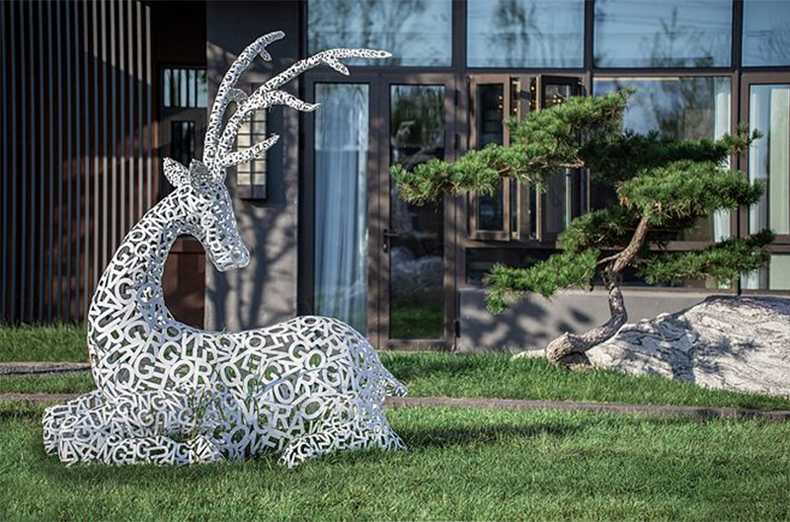 不銹鋼鹿，不銹鋼鏤空鹿，鏤空鹿景觀擺件，鏤空鹿雕塑，河北不銹鋼鹿廠家.jpg