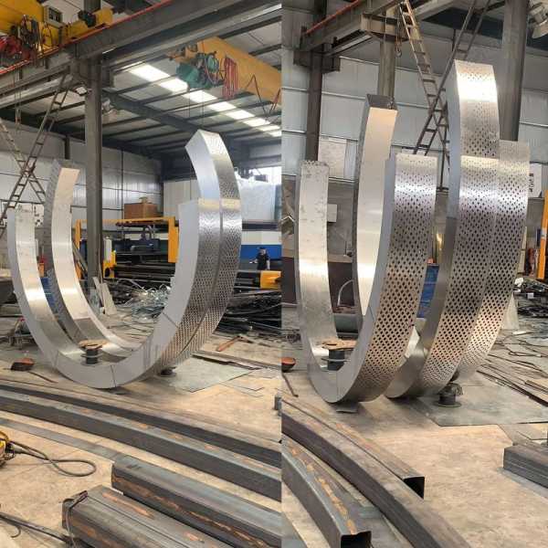 不銹鋼雕塑是因為哪些優(yōu)點被應用的呢？