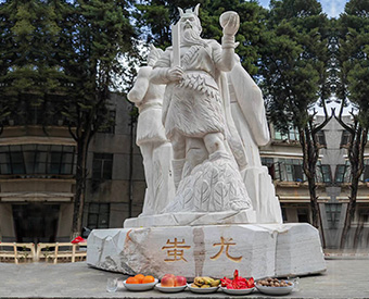 云南石雕黃帝、炎帝、蚩尤雕塑安裝效果展示