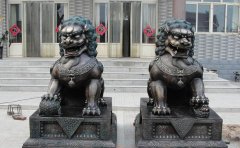 銅獅子雕塑應(yīng)該怎樣擺放？