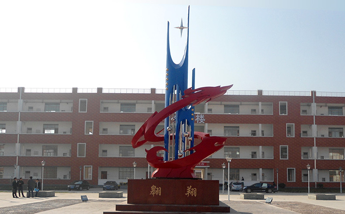 不銹鋼雕塑制作完成之后，需要對(duì)表面進(jìn)行打磨噴漆，這樣才可以獲得想要的表面效果，不銹鋼雕塑打磨噴漆有一些注意事項(xiàng)，下面給大家介紹一下。